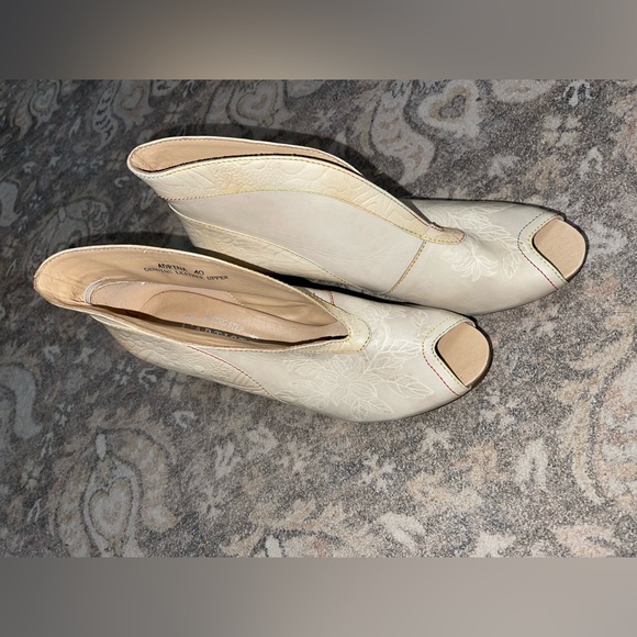 L'ATISTE NWOT Cream Floral Peep-Toe Mules - Picture 1 of 4